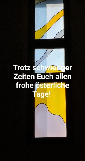 Foto: Gegen alle Dunkelheit wird sich das österliche Licht durchsetzen. Motiv: Fenster der katholischen Kirche Dömitz/Elbe. MSP.