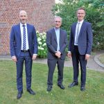 Stiftungsdirektor Dr. Christopher Haep (l.) mit seinem Stellvertreter und Dienststellenleiter Schwerin, Paul Zehe (r.) und Erzbischof Dr. Stefan Heße 